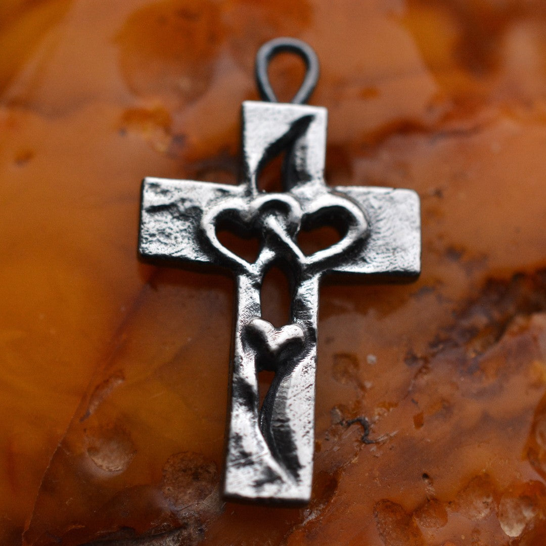 „Dreifaches Herz im Kreuz“-Anhänger aus 925er Silber – Symbol für Liebe, Glauben und Schutz, Skulpturenschmuck im Boho- und rustikalen Stil | Art Diva