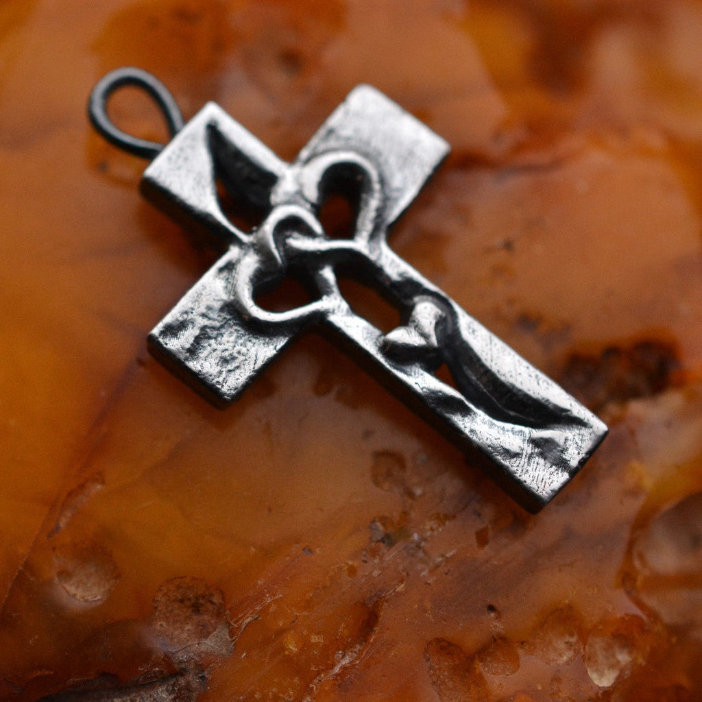 „Dreifaches Herz im Kreuz“-Anhänger aus 925er Silber – Symbol für Liebe, Glauben und Schutz, Skulpturenschmuck im Boho- und rustikalen Stil | Art Diva