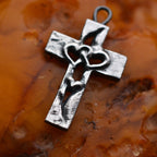 „Dreifaches Herz im Kreuz“-Anhänger aus 925er Silber – Symbol für Liebe, Glauben und Schutz, Skulpturenschmuck im Boho- und rustikalen Stil | Art Diva