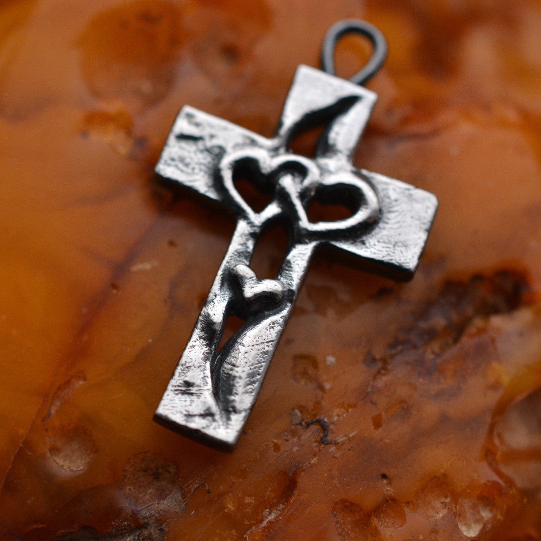 „Dreifaches Herz im Kreuz“-Anhänger aus 925er Silber – Symbol für Liebe, Glauben und Schutz, Skulpturenschmuck im Boho- und rustikalen Stil | Art Diva