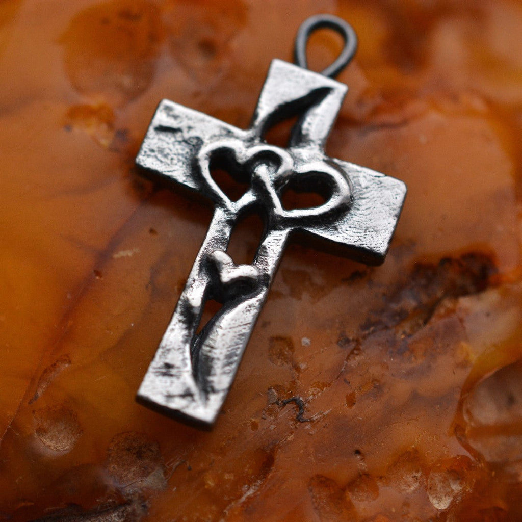 „Dreifaches Herz im Kreuz“-Anhänger aus 925er Silber – Symbol für Liebe, Glauben und Schutz, Skulpturenschmuck im Boho- und rustikalen Stil | Art Diva
