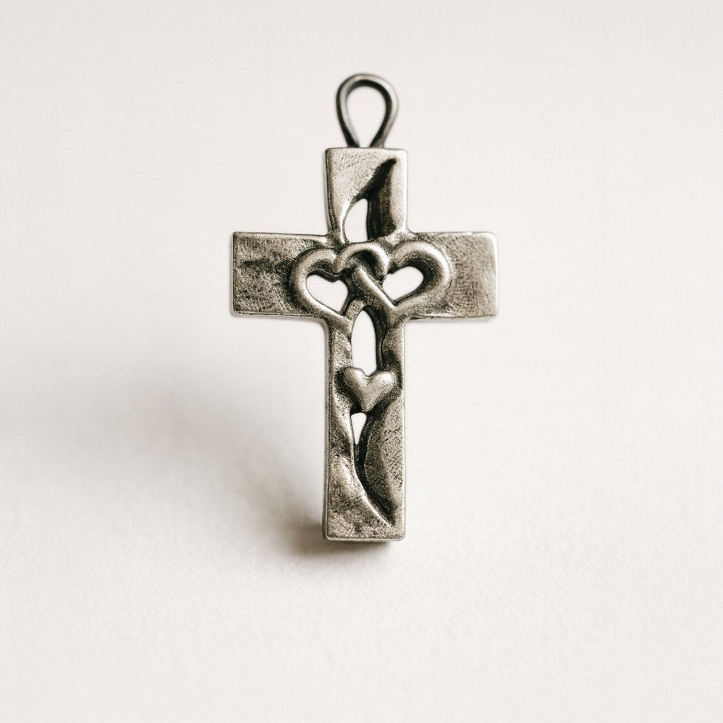 „Dreifaches Herz im Kreuz“-Anhänger aus 925er Silber – Symbol für Liebe, Glauben und Schutz, Skulpturenschmuck im Boho- und rustikalen Stil | Art Diva
