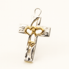 „Dreifaches Herz im Kreuz“-Anhänger aus 925er Silber mit goldfarbenen Akzenten – Symbol für Liebe, Glauben und Schutz, Skulpturenschmuck im Boho- und rustikalen Stil | Art Diva