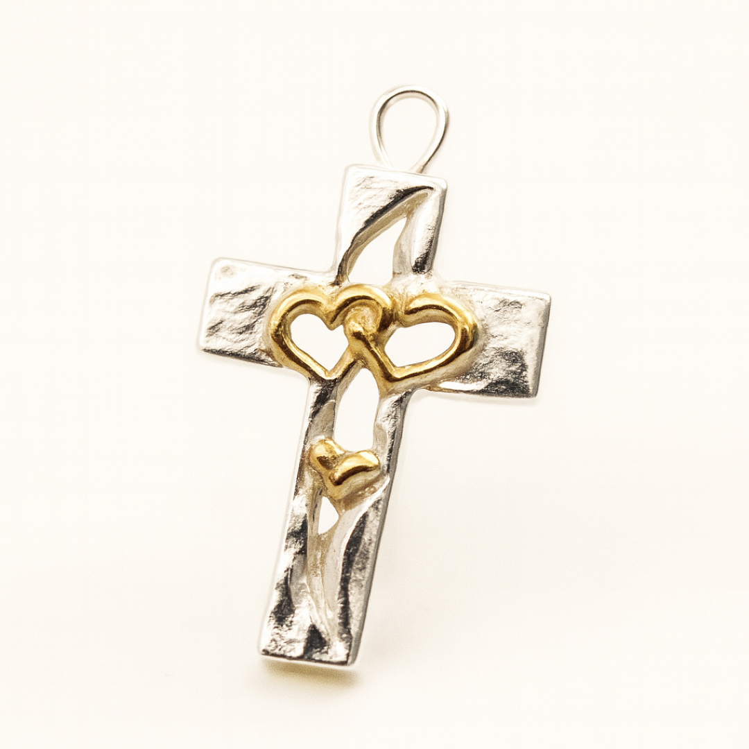 „Dreifaches Herz im Kreuz“-Anhänger aus 925er Silber mit goldfarbenen Akzenten – Symbol für Liebe, Glauben und Schutz, Skulpturenschmuck im Boho- und rustikalen Stil | Art Diva