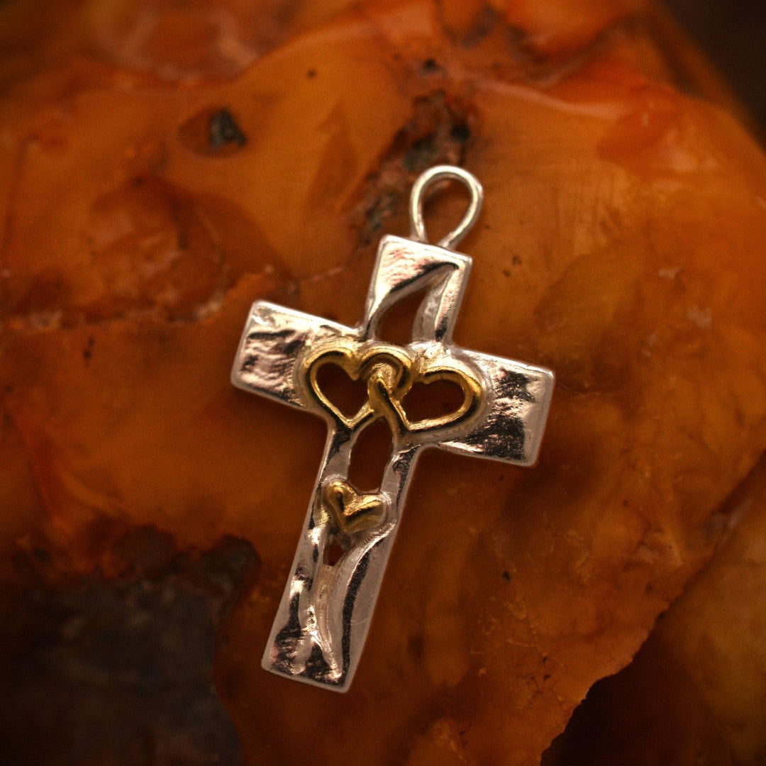 „Dreifaches Herz im Kreuz“-Anhänger aus 925er Silber mit goldfarbenen Akzenten – Symbol für Liebe, Glauben und Schutz, Skulpturenschmuck im Boho- und rustikalen Stil | Art Diva