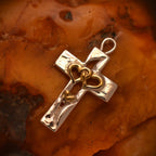 „Dreifaches Herz im Kreuz“-Anhänger aus 925er Silber mit goldfarbenen Akzenten – Symbol für Liebe, Glauben und Schutz, Skulpturenschmuck im Boho- und rustikalen Stil | Art Diva