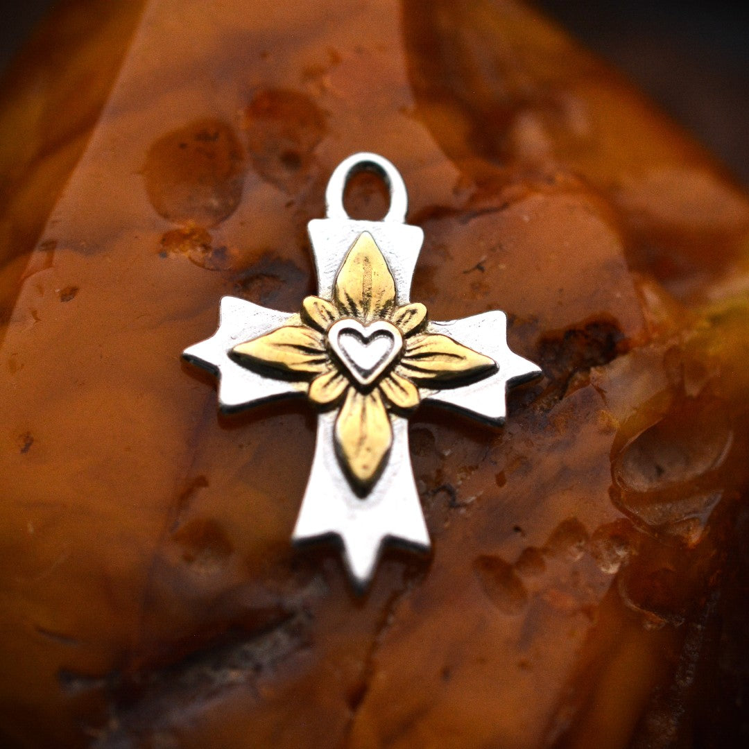 „Kreuz des Lichts“-Anhänger aus 925er Silber – Symbol für Glauben und Schutz, Skulpturenschmuck im Boho- und rustikalen Stil | Art Diva