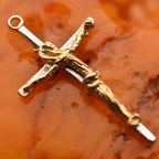 Kruzifix-Anhänger mit kunstvoll geschwungener Christusfigur aus 925er Silber und goldfarbenen Akzenten – handgefertigtes Symbol für Glauben und Schutz im Boho- und rustikalen Stil | Art Diva