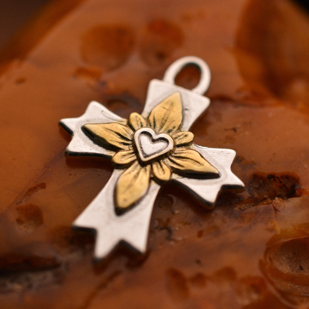 „Kreuz des Lichts“-Anhänger aus 925er Silber – Symbol für Glauben und Schutz, Skulpturenschmuck im Boho- und rustikalen Stil | Art Diva