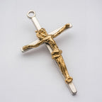 Kruzifix-Anhänger mit kunstvoll geschwungener Christusfigur aus 925er Silber und goldfarbenen Akzenten – handgefertigtes Symbol für Glauben und Schutz im Boho- und rustikalen Stil | Art Diva