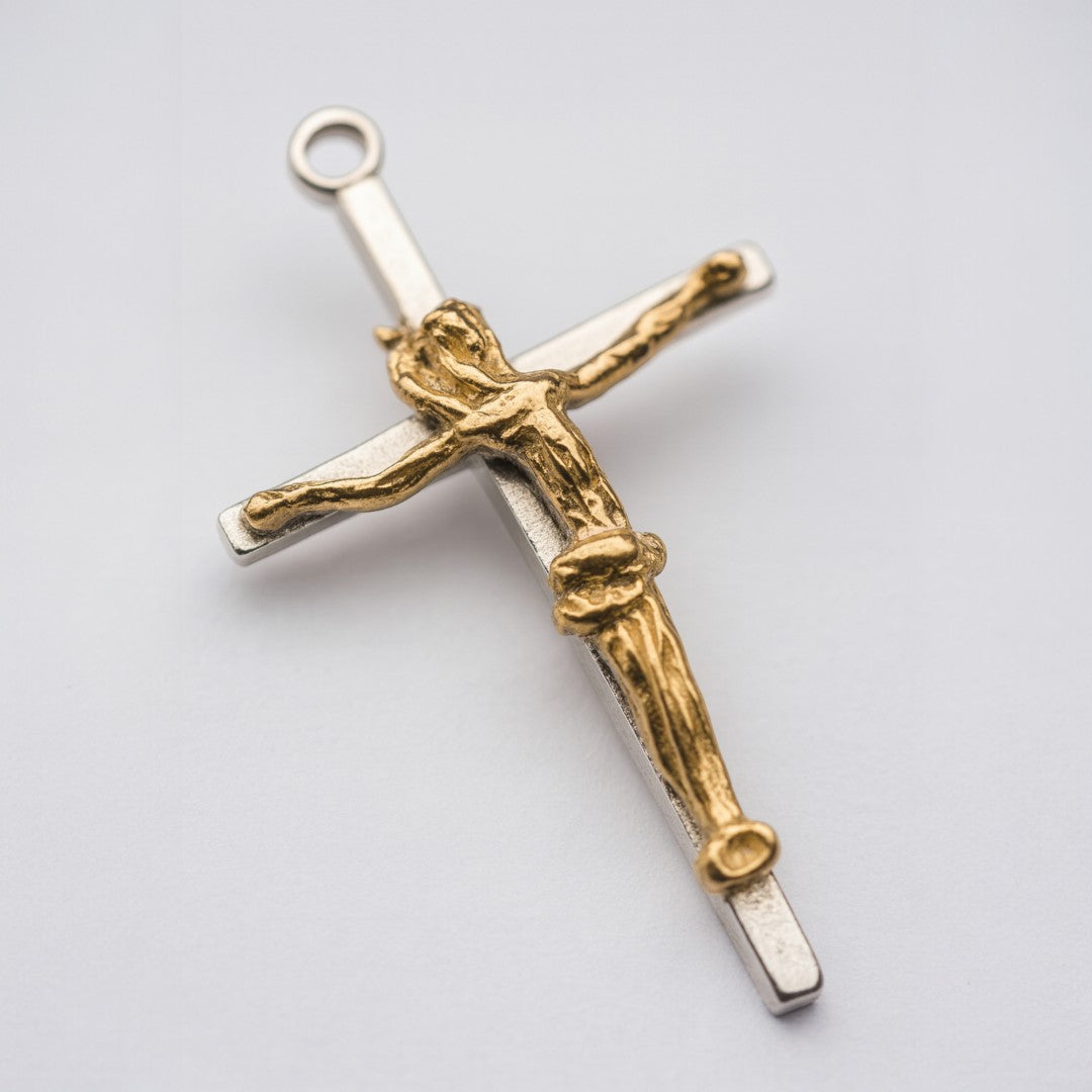 Kruzifix-Anhänger mit kunstvoll geschwungener Christusfigur aus 925er Silber und goldfarbenen Akzenten – handgefertigtes Symbol für Glauben und Schutz im Boho- und rustikalen Stil | Art Diva