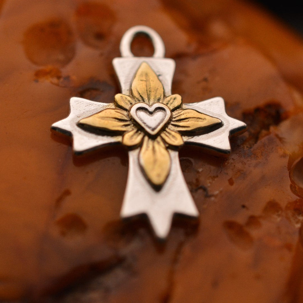 „Kreuz des Lichts“-Anhänger aus 925er Silber – Symbol für Glauben und Schutz, Skulpturenschmuck im Boho- und rustikalen Stil | Art Diva