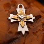 „Kreuz des Lichts“-Anhänger aus 925er Silber – Symbol für Glauben und Schutz, Skulpturenschmuck im Boho- und rustikalen Stil | Art Diva