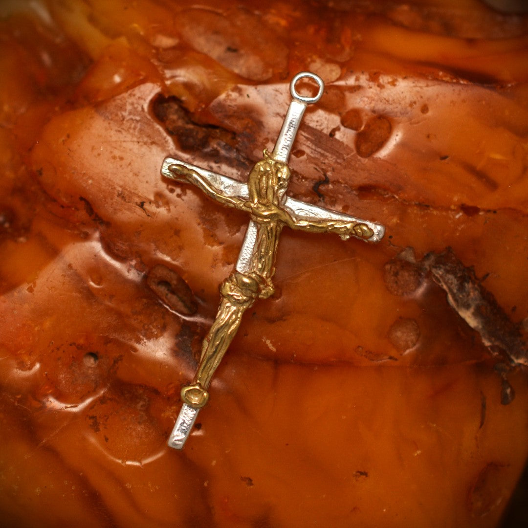 Kruzifix-Anhänger mit kunstvoll geschwungener Christusfigur aus 925er Silber und goldfarbenen Akzenten – handgefertigtes Symbol für Glauben und Schutz im Boho- und rustikalen Stil | Art Diva