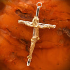 Kruzifix-Anhänger mit kunstvoll geschwungener Christusfigur aus 925er Silber und goldfarbenen Akzenten – handgefertigtes Symbol für Glauben und Schutz im Boho- und rustikalen Stil | Art Diva