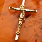 Kruzifix-Anhänger mit kunstvoll geschwungener Christusfigur aus 925er Silber und goldfarbenen Akzenten – handgefertigtes Symbol für Glauben und Schutz im Boho- und rustikalen Stil | Art Diva