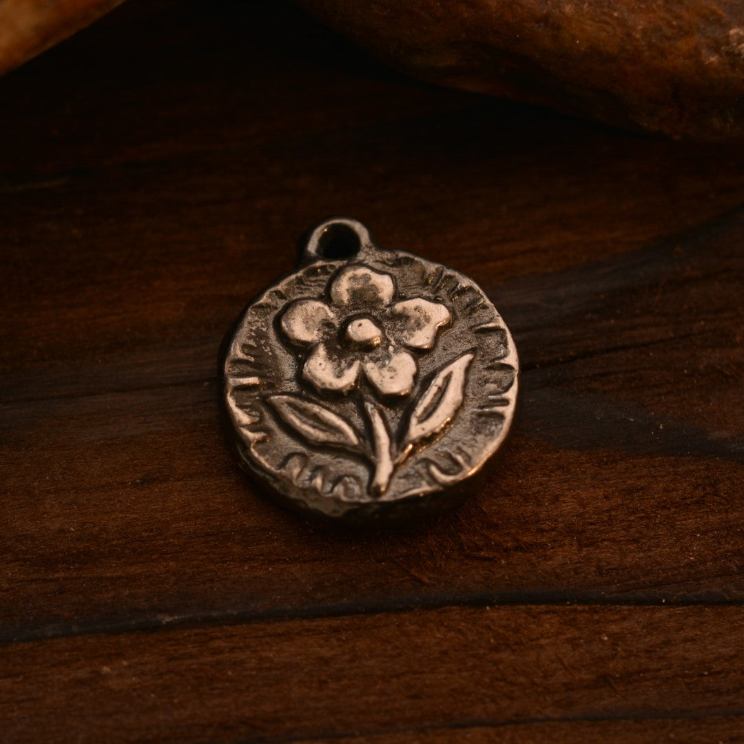 „Blütenharmonie“ – Anhänger aus 925er Silber, Symbol für Zärtlichkeit und Neuanfang, handgefertigter Skulpturenschmuck im Boho- und rustikalen Stil | Art Diva