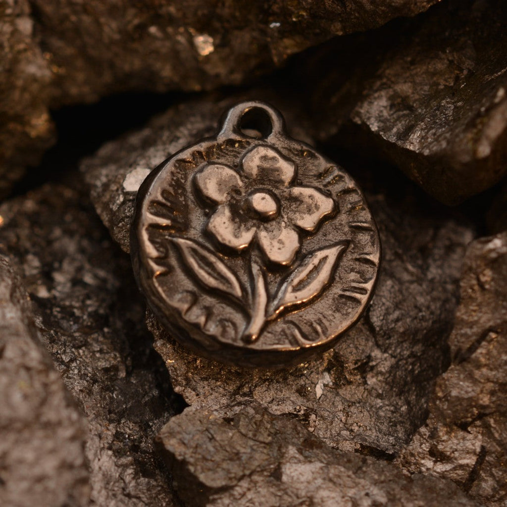 „Blütenharmonie“ – Anhänger aus 925er Silber, Symbol für Zärtlichkeit und Neuanfang, handgefertigter Skulpturenschmuck im Boho- und rustikalen Stil | Art Diva