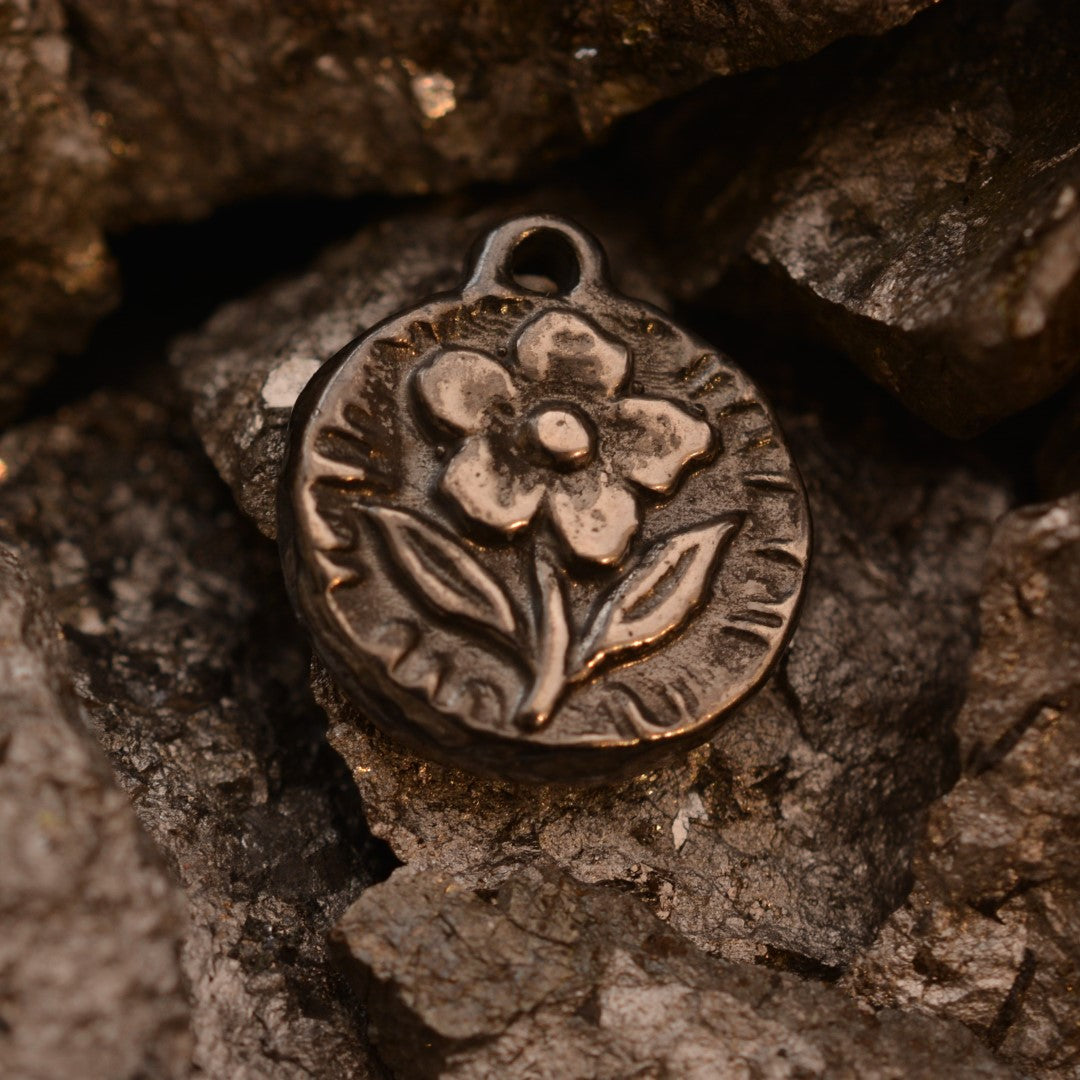 „Blütenharmonie“ – Anhänger aus 925er Silber, Symbol für Zärtlichkeit und Neuanfang, handgefertigter Skulpturenschmuck im Boho- und rustikalen Stil | Art Diva