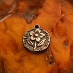 „Blütenharmonie“ – Anhänger aus 925er Silber, Symbol für Zärtlichkeit und Neuanfang, handgefertigter Skulpturenschmuck im Boho- und rustikalen Stil | Art Diva