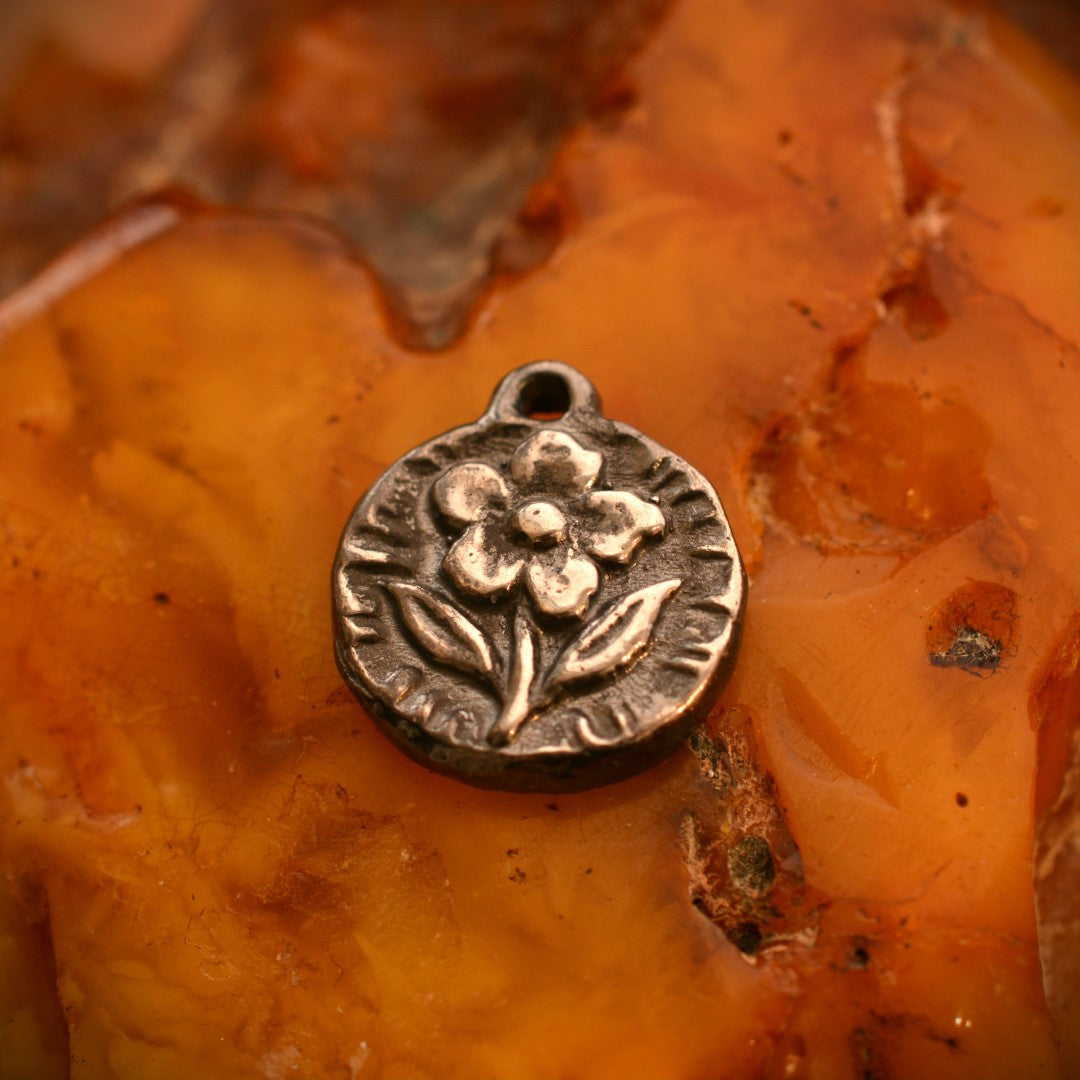 „Blütenharmonie“ – Anhänger aus 925er Silber, Symbol für Zärtlichkeit und Neuanfang, handgefertigter Skulpturenschmuck im Boho- und rustikalen Stil | Art Diva