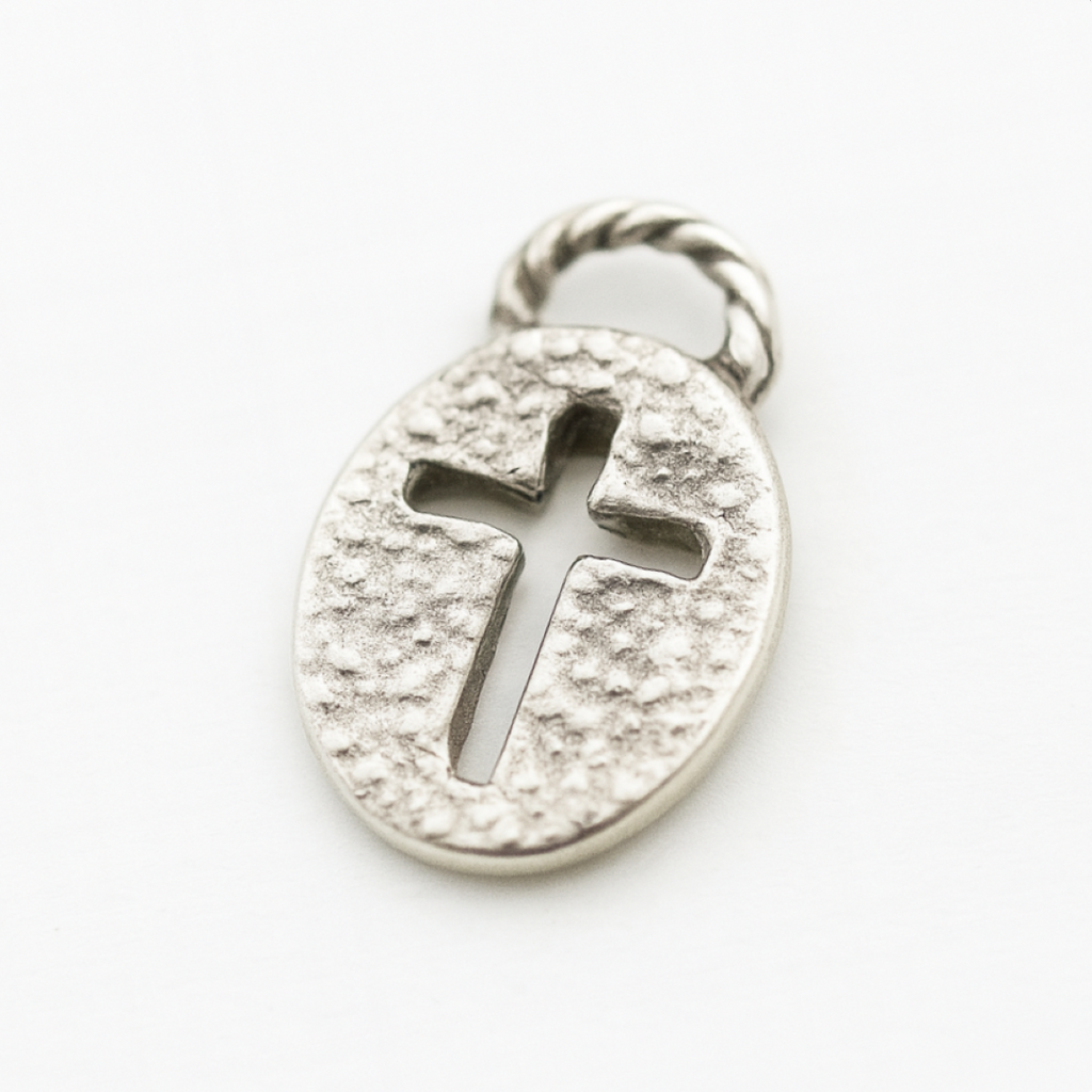 „Kreuz der Demut“ – Anhänger aus 925er Silber, Symbol für Schutz und Glauben, Skulpturenschmuck im Boho- und rustikalen Stil | Art Diva