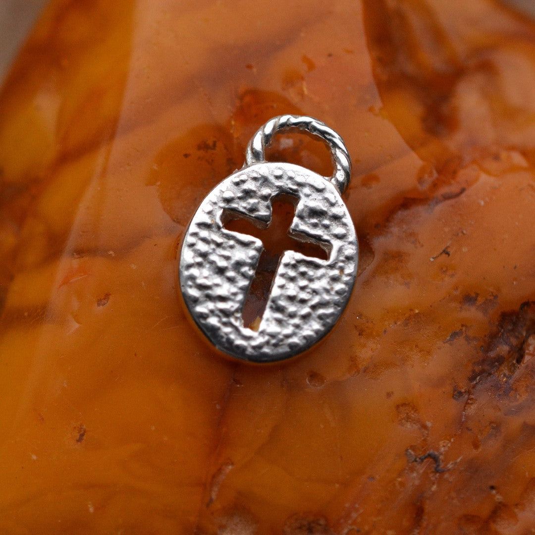 „Kreuz der Demut“ – Anhänger aus 925er Silber, Symbol für Schutz und Glauben, Skulpturenschmuck im Boho- und rustikalen Stil | Art Diva