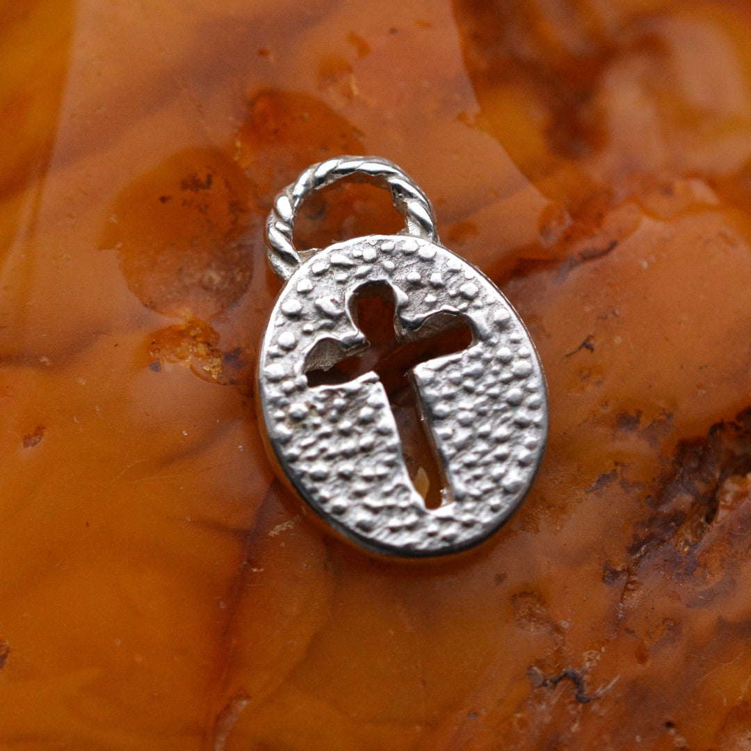 „Kreuz der Demut“ – Anhänger aus 925er Silber, Symbol für Schutz und Glauben, Skulpturenschmuck im Boho- und rustikalen Stil | Art Diva