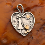 „Mutterliebe“-Anhänger aus 925er Silber – Symbol für Zärtlichkeit und Schutz, Skulpturenschmuck im Boho- und rustikalen Stil | Art Diva