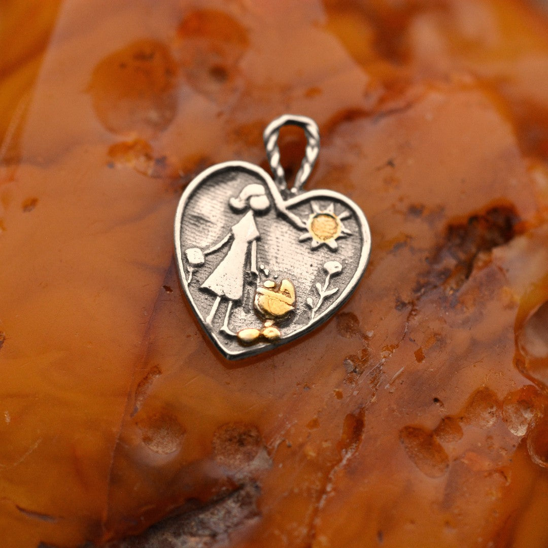 „Mutterliebe“-Anhänger aus 925er Silber – Symbol für Zärtlichkeit und Schutz, Skulpturenschmuck im Boho- und rustikalen Stil | Art Diva