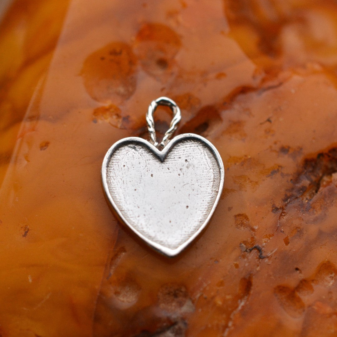 „Mutterliebe“-Anhänger aus 925er Silber – Symbol für Zärtlichkeit und Schutz, Skulpturenschmuck im Boho- und rustikalen Stil | Art Diva