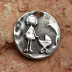 „Spaziergang mit Kinderwagen“-Anhänger aus 925er Silber – Symbol für Zärtlichkeit und Neubeginn, handgefertigter Skulpturenschmuck im Boho- und rustikalen Stil | Art Diva