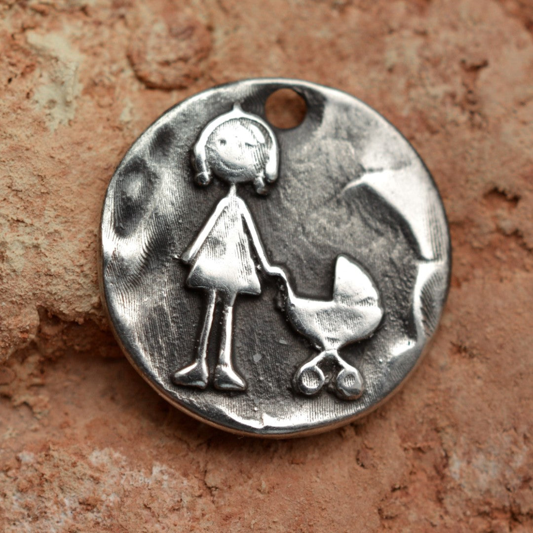 „Spaziergang mit Kinderwagen“-Anhänger aus 925er Silber – Symbol für Zärtlichkeit und Neubeginn, handgefertigter Skulpturenschmuck im Boho- und rustikalen Stil | Art Diva