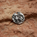 „Spaziergang mit Kinderwagen“-Anhänger aus 925er Silber – Symbol für Zärtlichkeit und Neubeginn, handgefertigter Skulpturenschmuck im Boho- und rustikalen Stil | Art Diva