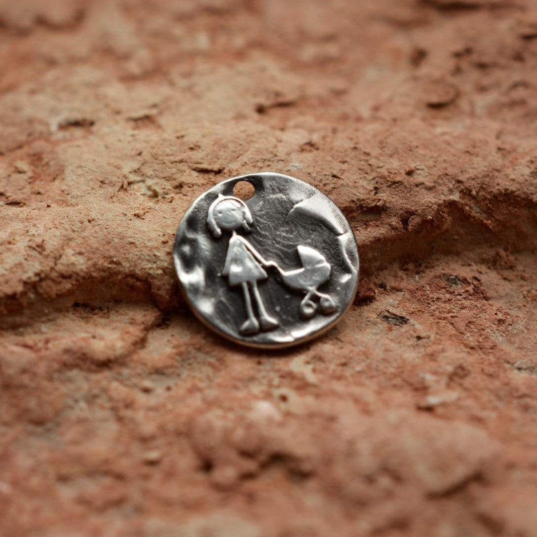 „Spaziergang mit Kinderwagen“-Anhänger aus 925er Silber – Symbol für Zärtlichkeit und Neubeginn, handgefertigter Skulpturenschmuck im Boho- und rustikalen Stil | Art Diva