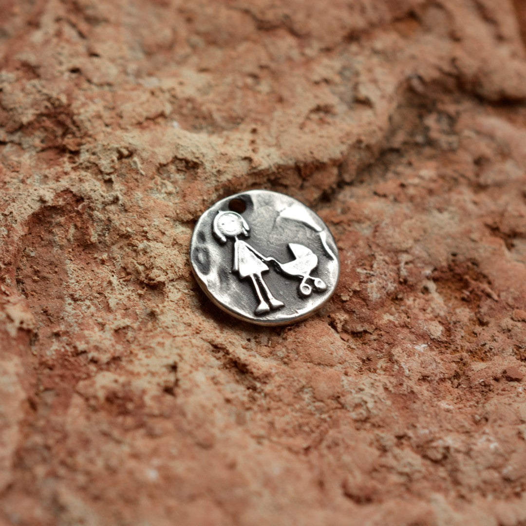 „Spaziergang mit Kinderwagen“-Anhänger aus 925er Silber – Symbol für Zärtlichkeit und Neubeginn, handgefertigter Skulpturenschmuck im Boho- und rustikalen Stil | Art Diva