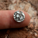 „Spaziergang mit Kinderwagen“-Anhänger aus 925er Silber – Symbol für Zärtlichkeit und Neubeginn, handgefertigter Skulpturenschmuck im Boho- und rustikalen Stil | Art Diva