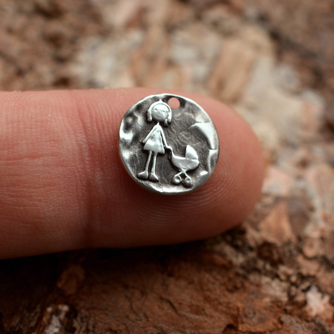 „Spaziergang mit Kinderwagen“-Anhänger aus 925er Silber – Symbol für Zärtlichkeit und Neubeginn, handgefertigter Skulpturenschmuck im Boho- und rustikalen Stil | Art Diva