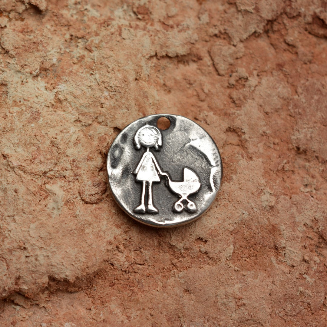 „Spaziergang mit Kinderwagen“-Anhänger aus 925er Silber – Symbol für Zärtlichkeit und Neubeginn, handgefertigter Skulpturenschmuck im Boho- und rustikalen Stil | Art Diva