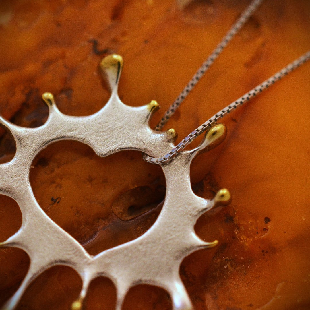 „Farbspritzer-Herz“-Anhänger aus 925er Silber – Talisman für kreative Energie und die Liebe zur Kunst, Skulpturenschmuck im Boho- und rustikalen Stil | Art Diva