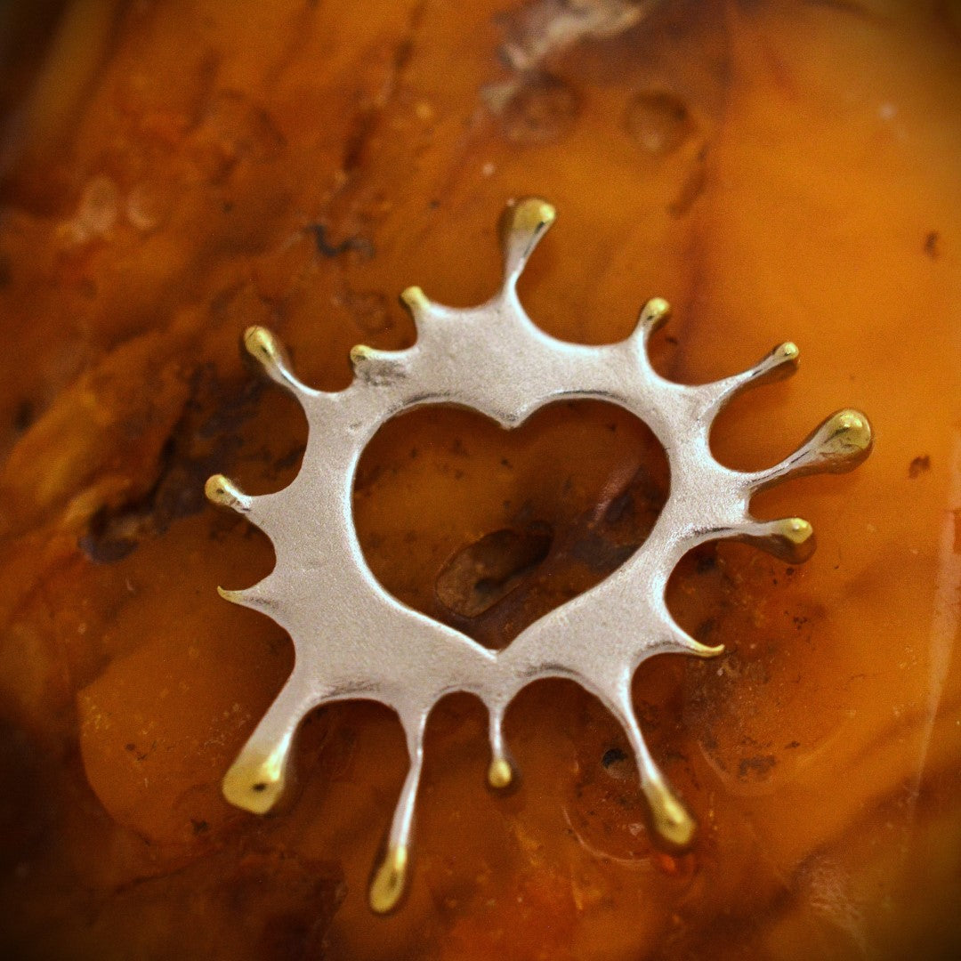 „Farbspritzer-Herz“-Anhänger aus 925er Silber – Talisman für kreative Energie und die Liebe zur Kunst, Skulpturenschmuck im Boho- und rustikalen Stil | Art Diva