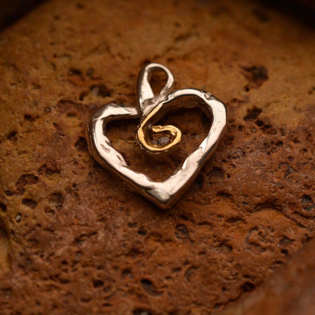 „Herz mit goldener Spirale“-Anhänger aus 925er Silber – Symbol für Liebe und innere Stärke, Skulpturenschmuck im Boho- und rustikalen Stil | Art Diva