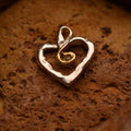 „Herz mit goldener Spirale“-Anhänger aus 925er Silber – Symbol für Liebe und innere Stärke, Skulpturenschmuck im Boho- und rustikalen Stil | Art Diva