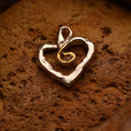 „Herz mit goldener Spirale“-Anhänger aus 925er Silber – Symbol für Liebe und innere Stärke, Skulpturenschmuck im Boho- und rustikalen Stil | Art Diva