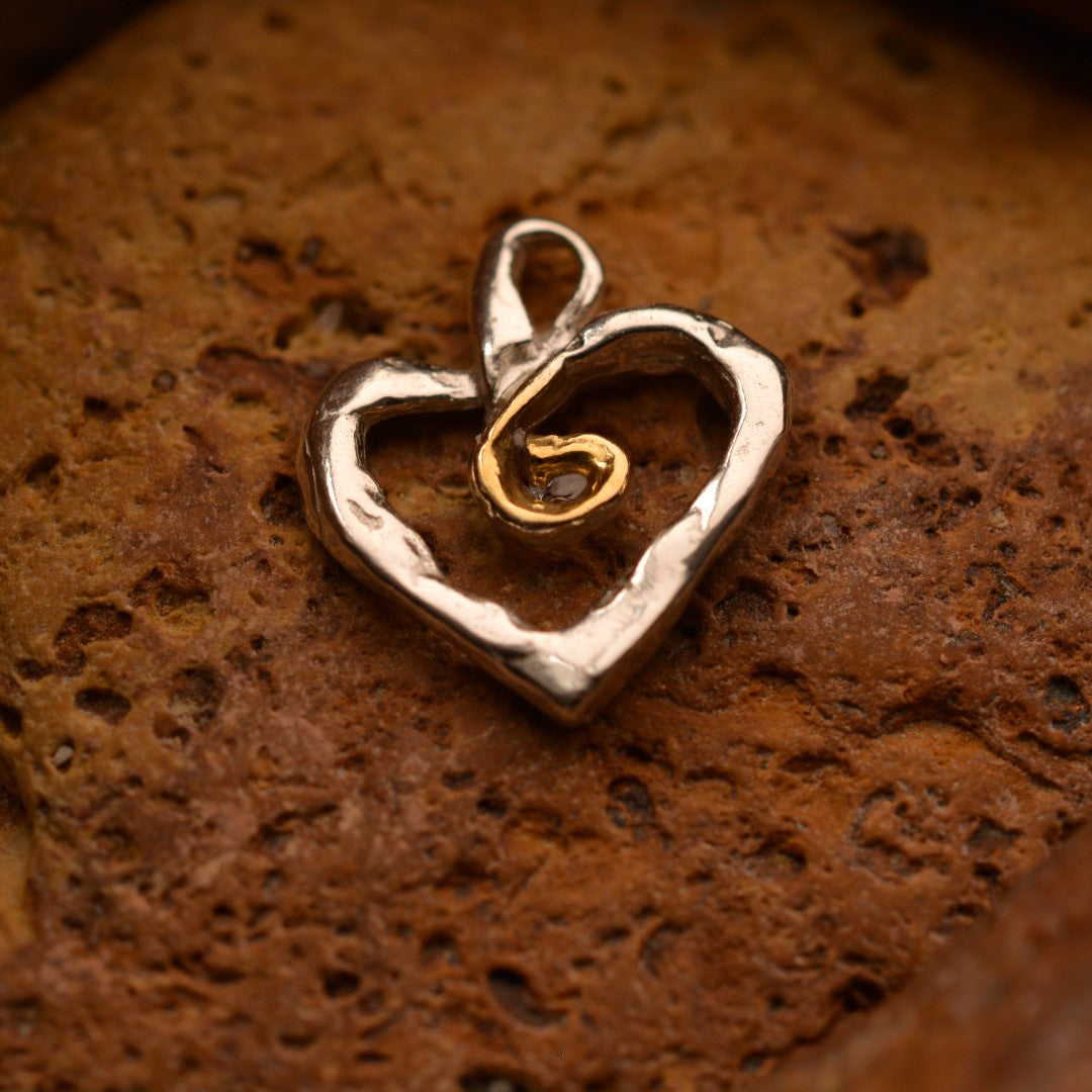 „Herz mit goldener Spirale“-Anhänger aus 925er Silber – Symbol für Liebe und innere Stärke, Skulpturenschmuck im Boho- und rustikalen Stil | Art Diva