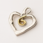 „Herz mit goldener Spirale“-Anhänger aus 925er Silber – Symbol für Liebe und innere Stärke, Skulpturenschmuck im Boho- und rustikalen Stil | Art Diva