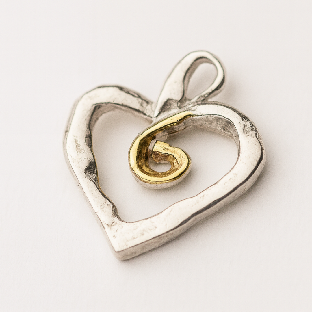 „Herz mit goldener Spirale“-Anhänger aus 925er Silber – Symbol für Liebe und innere Stärke, Skulpturenschmuck im Boho- und rustikalen Stil | Art Diva