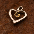 „Herz mit goldener Spirale“-Anhänger aus 925er Silber – Symbol für Liebe und innere Stärke, Skulpturenschmuck im Boho- und rustikalen Stil | Art Diva