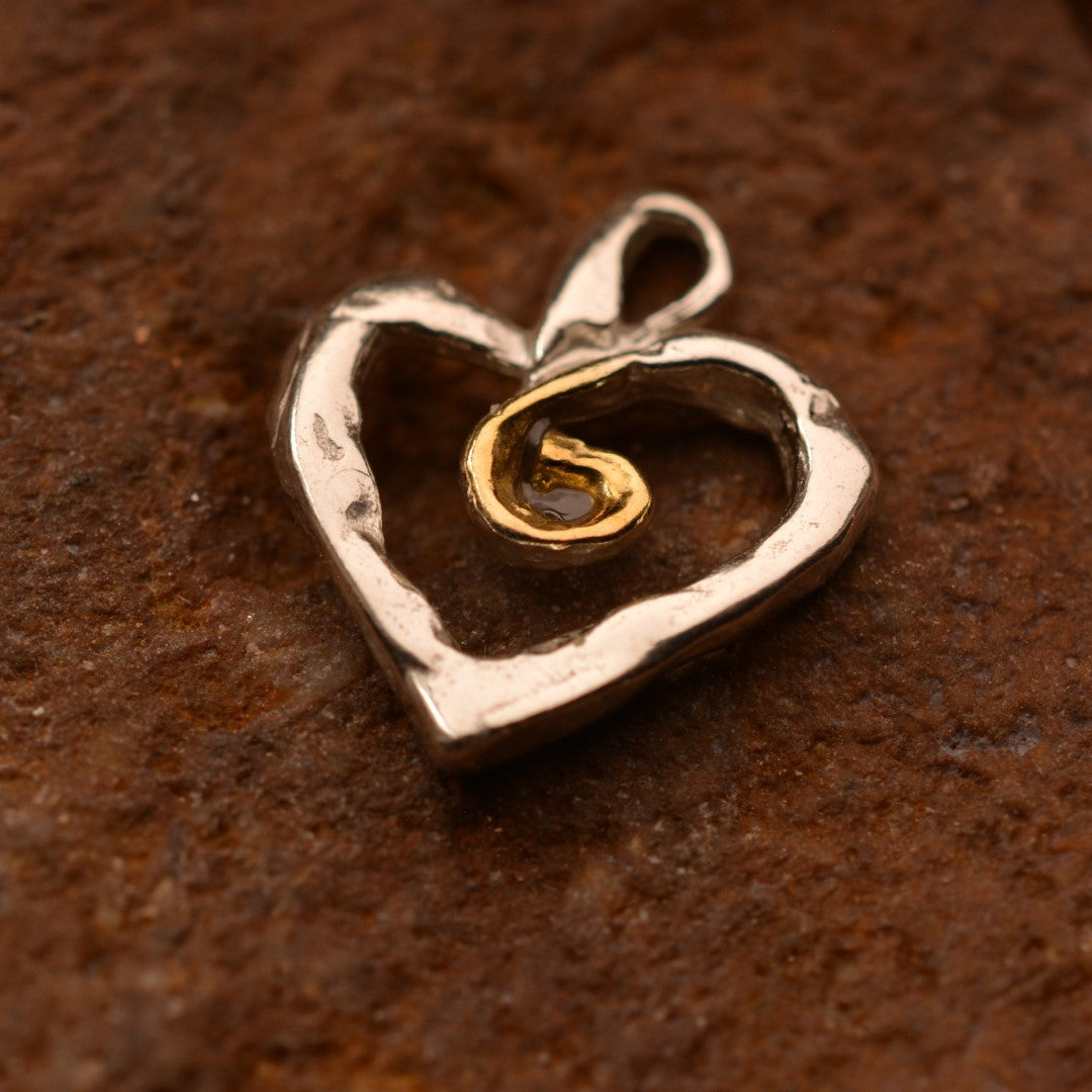 „Herz mit goldener Spirale“-Anhänger aus 925er Silber – Symbol für Liebe und innere Stärke, Skulpturenschmuck im Boho- und rustikalen Stil | Art Diva