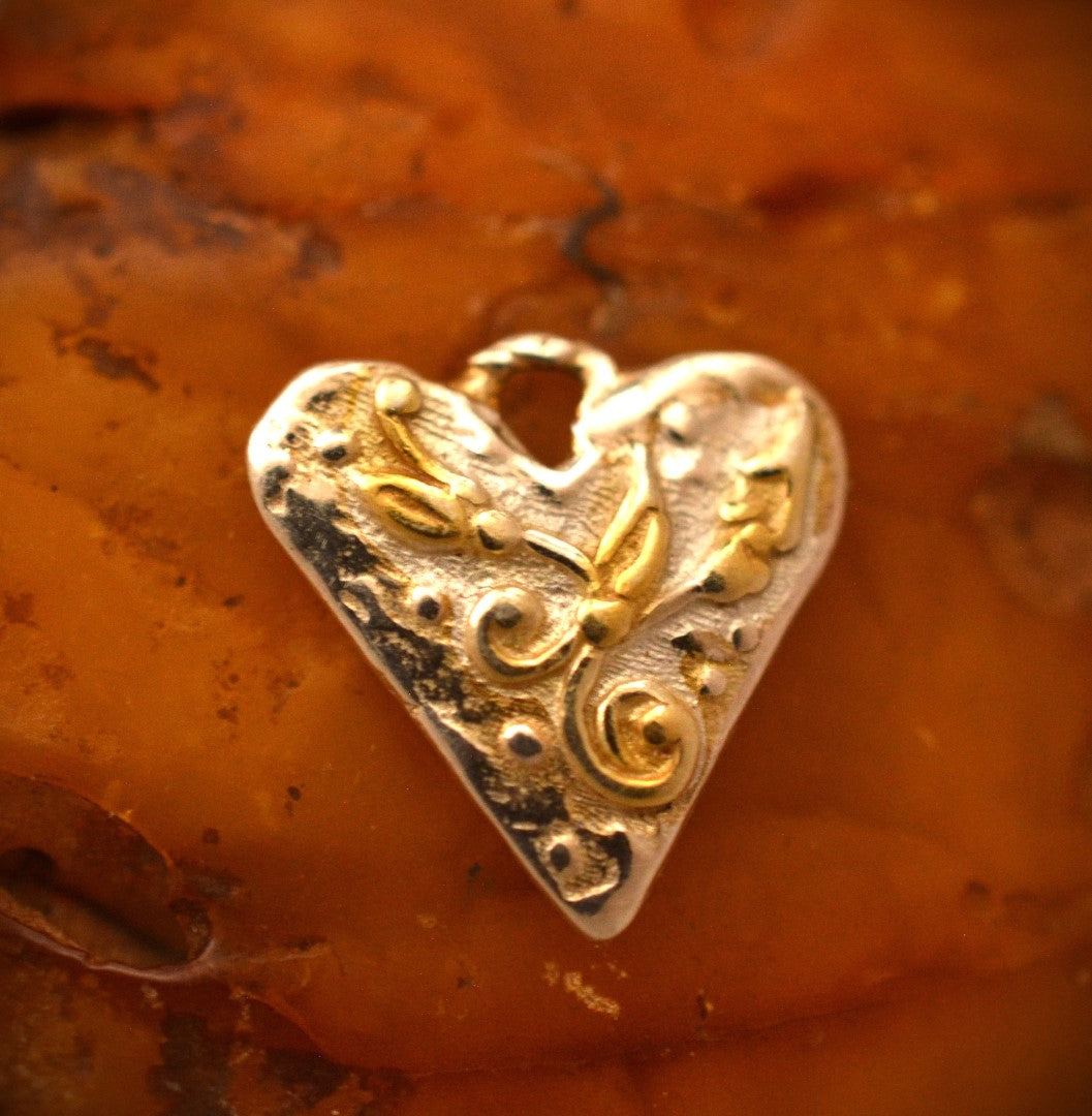 Herzanhänger „Goldene Ornamente“ aus 925er Silber – Symbol für Liebe und Zärtlichkeit, Skulpturenschmuck im Boho- und rustikalen Stil | Art Diva
